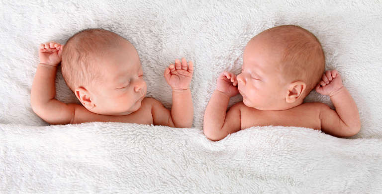 bébés jumeaux dormant en face à face
